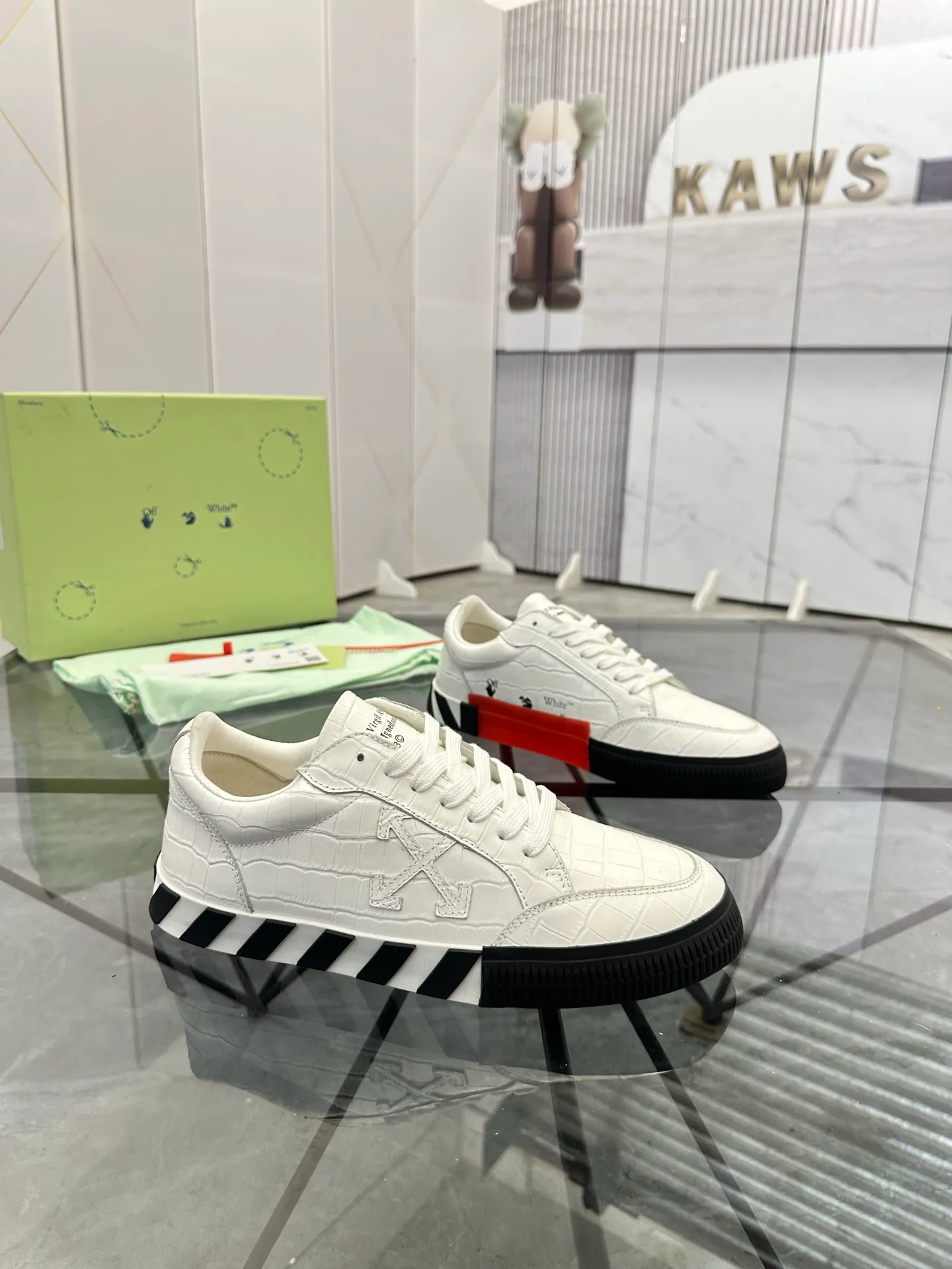 Selling men's shoes 💰: 💰P440¥ Product trademark: OFF WHITE *"OFF WHITE*" low-top casual shoes Regular size: 35-45 (can be customized to 46) Couple style Product material: imported cowhide upper, breathable lining, original outsole. No.: H203